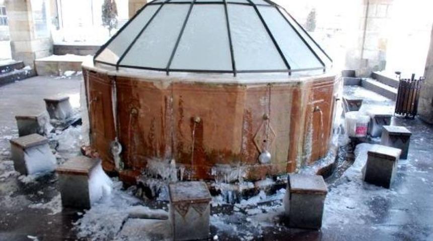 Kastamonu'da &Ccedil;eşmeler Dondu, Kaldırımlar Buz Tuttu