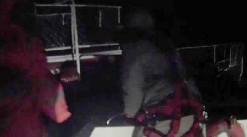 Batmak Üzere Olan Teknedeki 3 Kişiyi Sahil Güvenlik Kurtardı