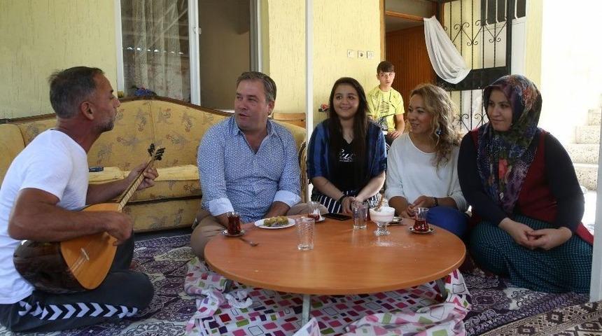 S&uuml;rpriz Ziyarete T&uuml;rk&uuml;l&uuml; Teşekk&uuml;r