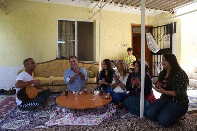 S&uuml;rpriz Ziyarete T&uuml;rk&uuml;l&uuml; Teşekk&uuml;r 1