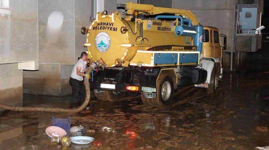 Artvin Valisi &Ouml;mer Doğana Şidedtli Yağışlardan Zarar G&ouml;ren Arhavi İl&ccedil;esinde İncelemelerde Bulundu