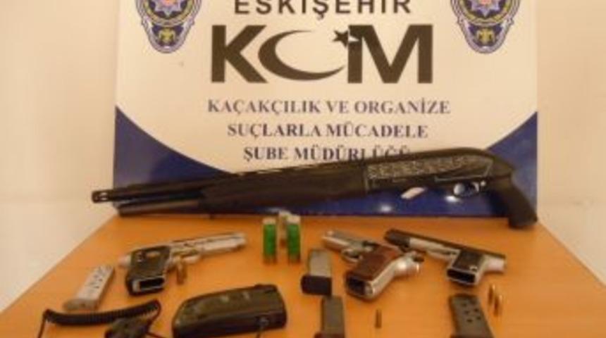 Silah Tacirleri Su&ccedil;&uuml;st&uuml; Yakalandı