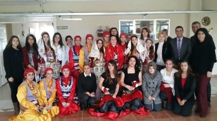 Didimli Öğrenciler Huzurevi Sakinlerini Mutlu Ettiler