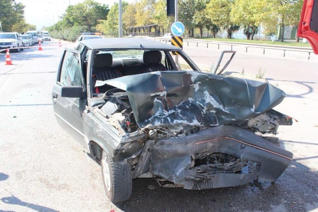 Yeşil Işığın Kendisine Yandığını Zanneden S&uuml;r&uuml;c&uuml; Kazaya Sebep Oldu