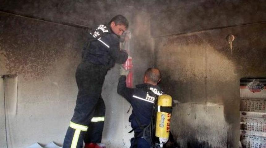 Bacadan Yangın &Ccedil;ıktı, Anne- Kız Balkonda Mahsur Kaldı