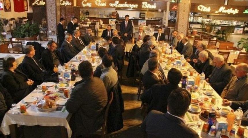 Boz&uuml;y&uuml;k Pazaryerililer Derneği Emekli &Ouml;ğretmenleri Unutmadı