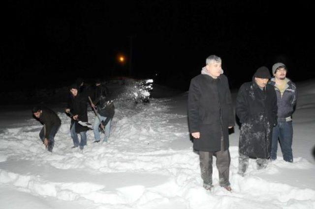 Yolu Kapalı Köye Giden Chp Il Başkanı Ile Onu Aramaya Giden Partililerden Haber Alınamıyor