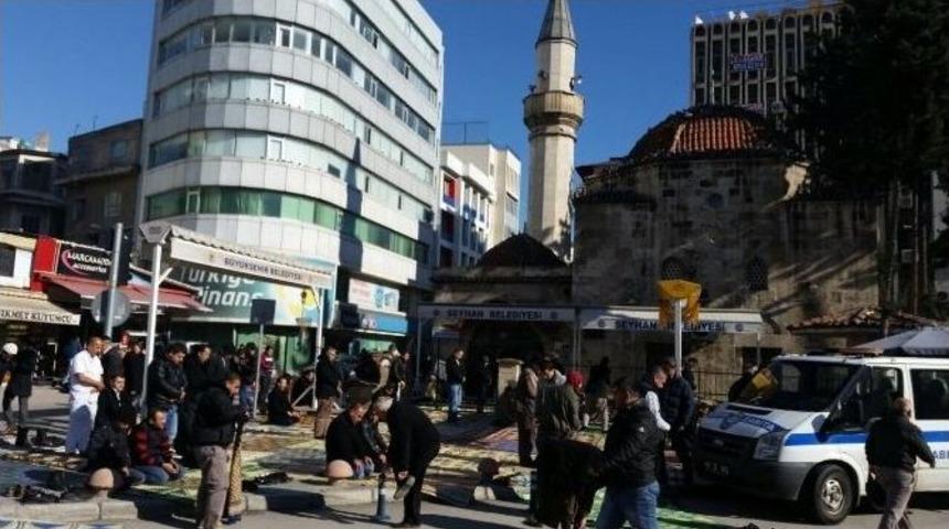 Cemaat Soğuk Dinlemedi, Cuma Namazı&rsquo;nı Kaldırımda Kıldı