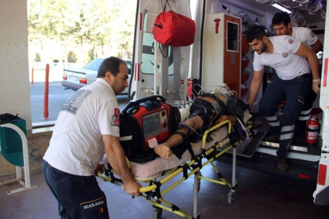 Park Halindeki Kamyonete &Ccedil;arpan Motosikletli Ağır Yaralandı