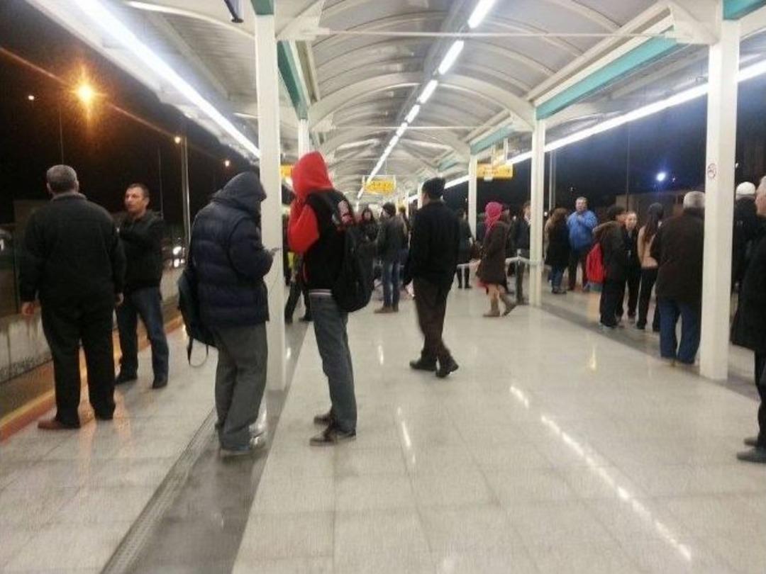 Bursaray&rsquo;da Eski Vagonlar Y&uuml;z&uuml;nden Binlerce Kişi Yolda Kaldı