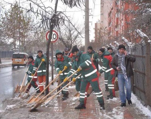 Diyarbakır'da Kar Çocukları Sevindirdi