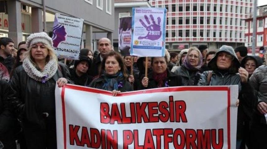 BALIKESİR'DE KADINA Y&Ouml;NELİK ŞİDDET PROTESTO EDİLDİ