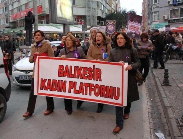 BALIKESİR'DE KADINA YÖNELİK ŞİDDET PROTESTO EDİLDİ