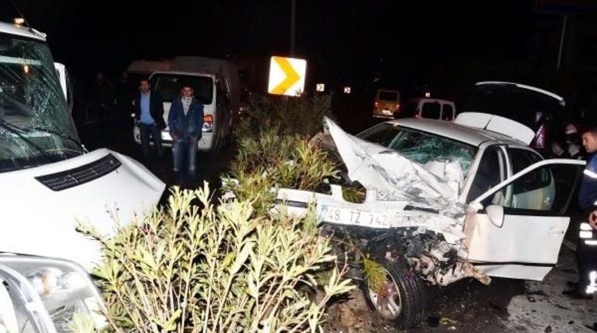 KARŞI ŞERİDE GEÇEN OTOMOBİLLE KAMYONET ÇARPIŞTI