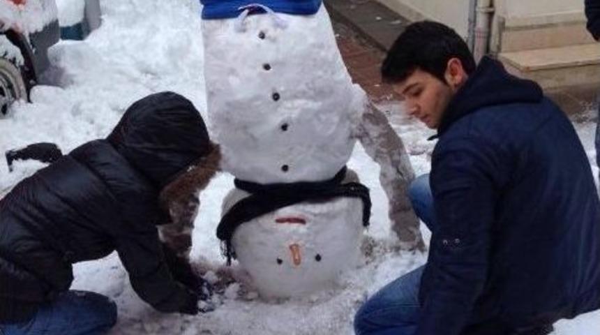 Amuda Kalkmış Kardan Adam İlgi &Ccedil;ekiyor