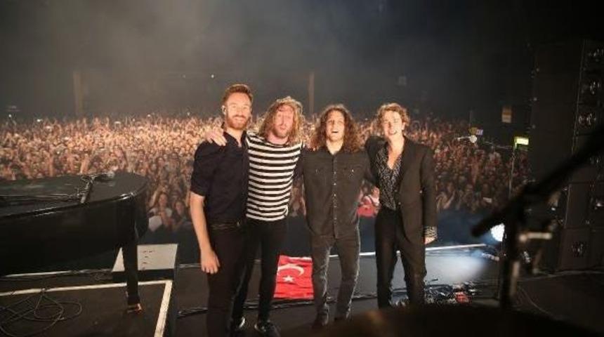 İngiliz Şarkıcı Tom Odell İstanbul&rsquo;Da Hayranlarıyla Buluştu