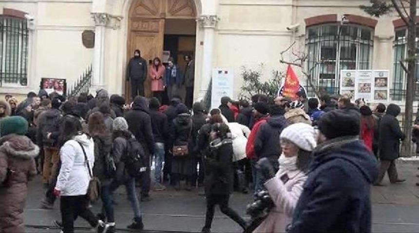 "charlie Hebdo"ya Saldırı Fransız Konsolosluğu &Ouml;n&uuml;nde Protesto Edildi