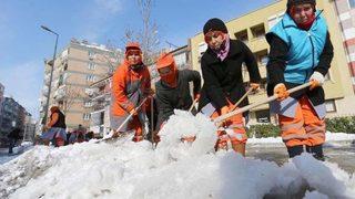 Karda Mahsur Kalan Çobanları Belediye Ekipleri Kurtardı