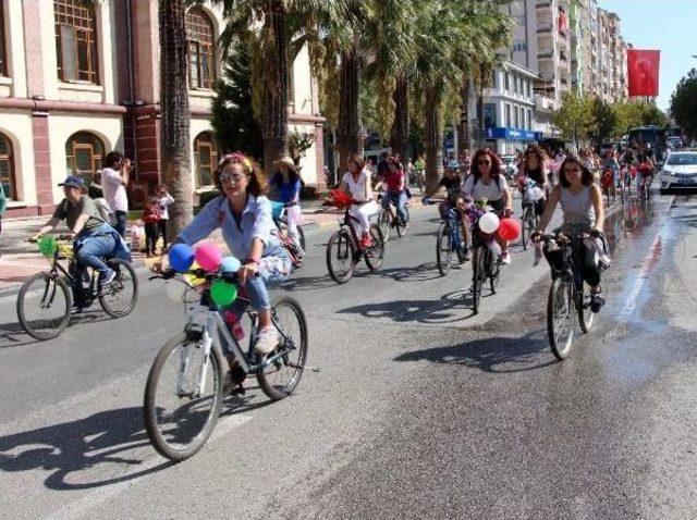 S&uuml;sl&uuml; Bisikletler Ve Kadınlar Sokakları Renklendirdi 1