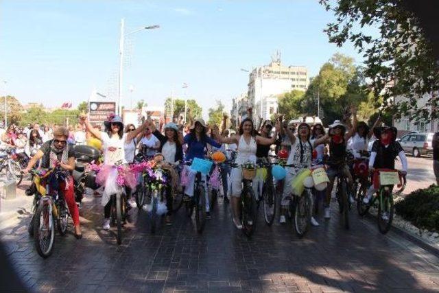 S&uuml;sl&uuml; Bisikletler Ve Kadınlar Sokakları Renklendirdi 2