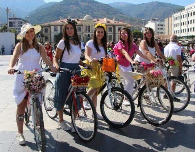 S&uuml;sl&uuml; Bisikletler Ve Kadınlar Sokakları Renklendirdi 3