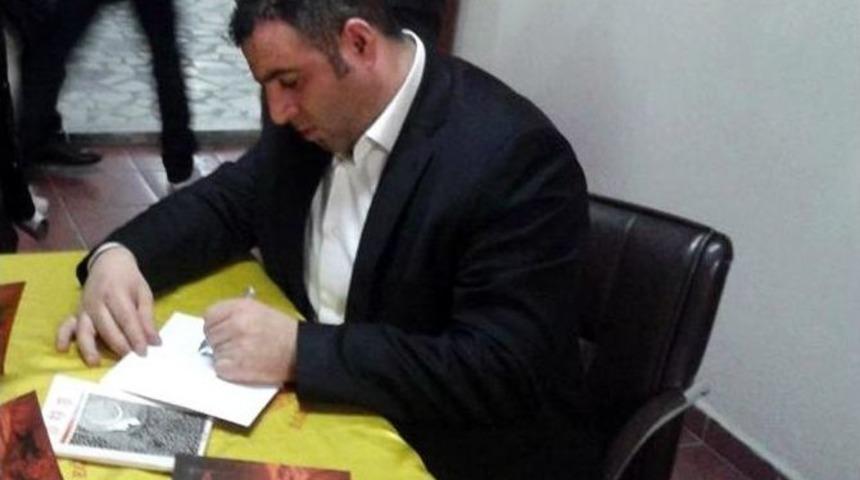 Ağrılı Şair Kitabının Gelirini &Ouml;ğrencilere Bağışladı