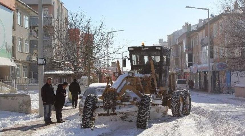 Cihanbeyli&rsquo;de Karla M&uuml;cadele S&uuml;r&uuml;yor