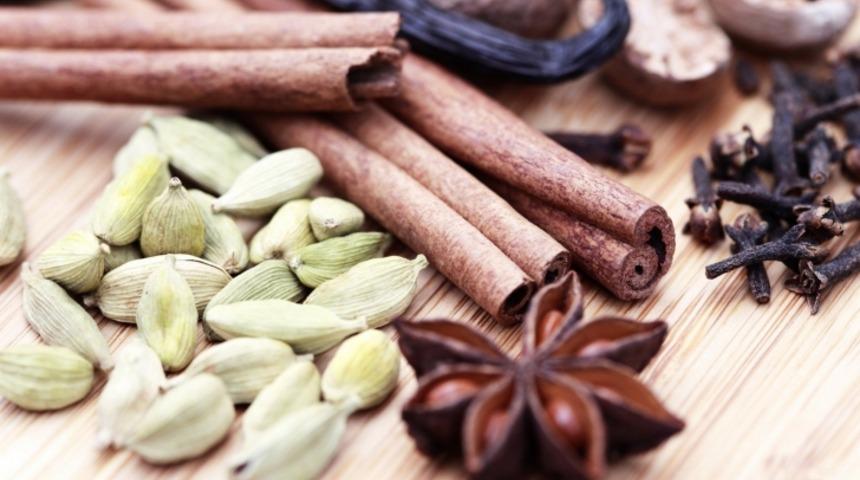 Evinizi İnat&ccedil;ı Yemek Kokularından Kurtarmak İ&ccedil;in 5 Basit Y&ouml;ntem