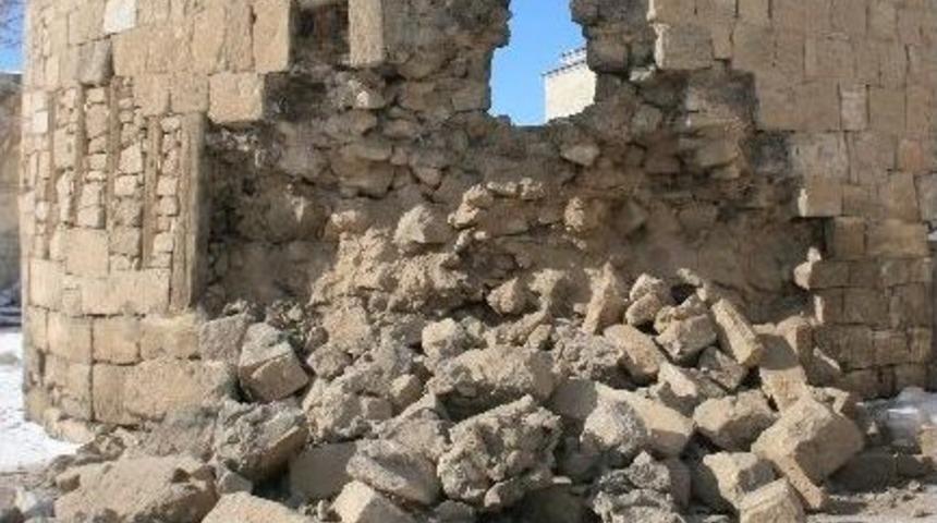 Karaman Kalesinin Surlarından Biri Kısmen Yıkıldı