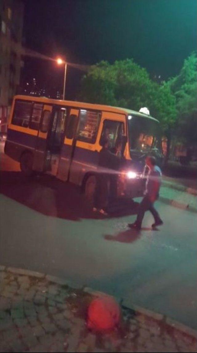 Kağıthane&rsquo;de Minib&uuml;slerin Yolcu Kapma Yarışı Kamerada 1