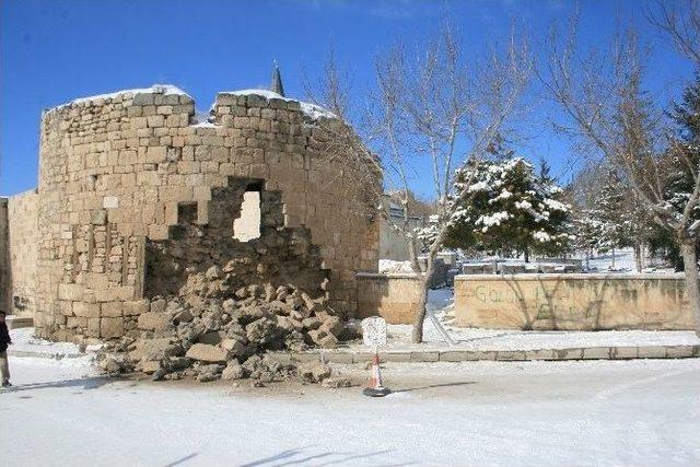 Karaman Kalesinin Surlarından Biri Kısmen Yıkıldı 2