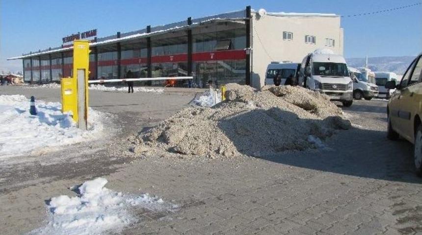 Vezirk&ouml;pr&uuml; Otogarı&rsquo;nın Girişi Kumla Kapatıldı