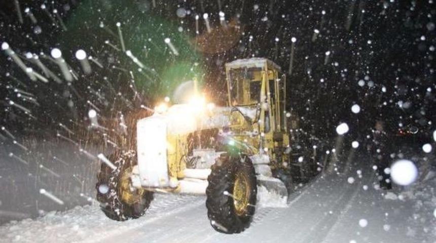 ERDEMLİ'DE KAR NEDENİYLE 20 TIR YOLDA MAHSUR KALDI