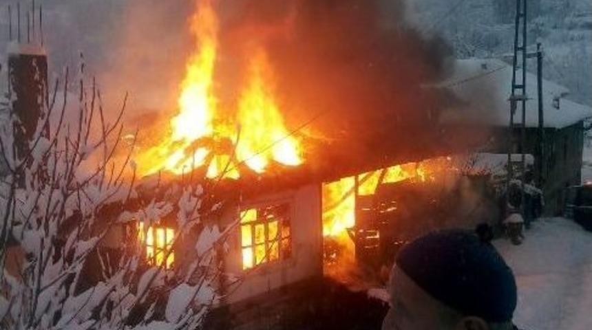 Ahşap Binalar Alev Alev Yandı