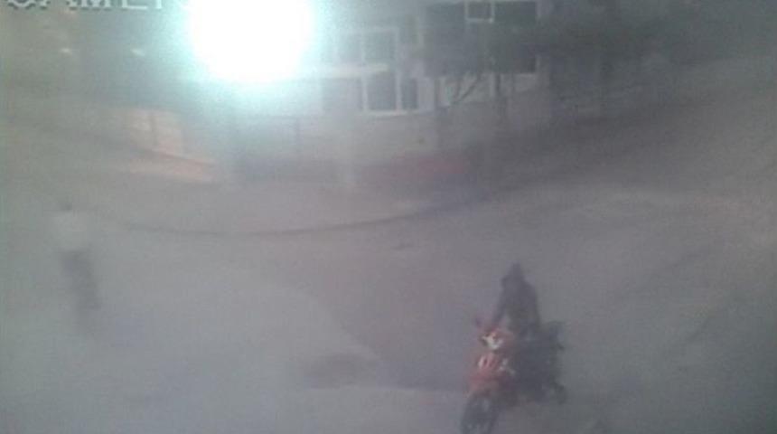 Motosikleti &Ccedil;alınan Gen&ccedil;, Dedektif Gibi İz S&uuml;r&uuml;yor