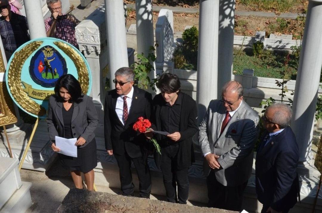 Zeki M&uuml;ren &Ouml;l&uuml;m&uuml;n&uuml;n 21. Yılında Mezarı Başında Şarkılarla Anıldı