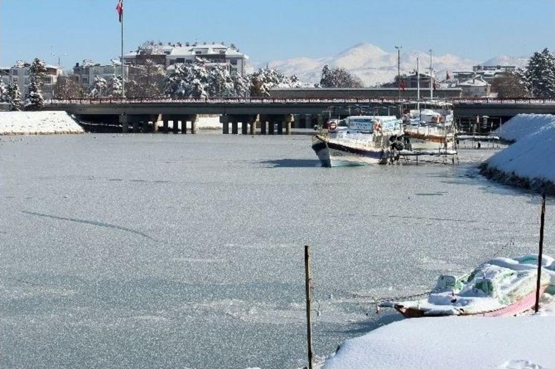 Beyşehir G&ouml;l&uuml; Kıyıları Buzla Kaplandı