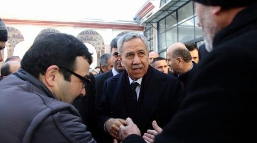 Arın&ccedil;, Cuma Namazı &Ccedil;ıkışı Vatandaşlarla Tokalaştı