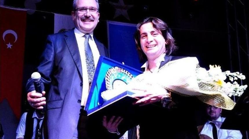 &Uuml;nl&uuml; Sanat&ccedil;ı Başaran, Karacabeylileri Coşturdu