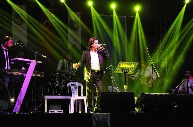 &Uuml;nl&uuml; Sanat&ccedil;ı Başaran, Karacabeylileri Coşturdu 1