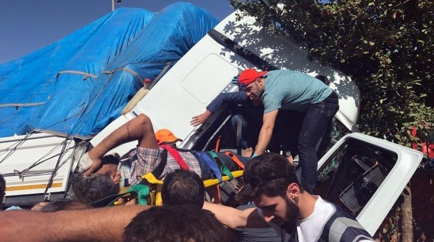 Muş&rsquo;ta Trafik Kazası: 1 &Ouml;l&uuml;, 1 Yaralı