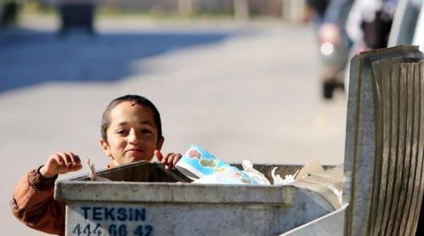 &Ccedil;&ouml;pe Atılan Meyve Sebzeler Suriyeli &Ccedil;ocukları Sevindirdi