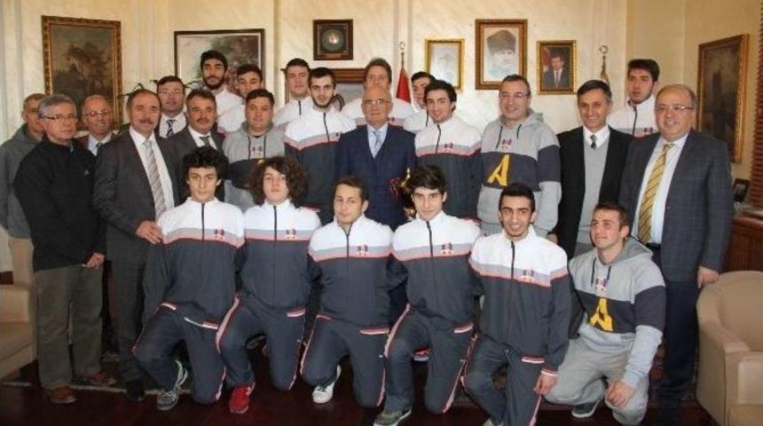 Şampiyon Basketbolculardan Başkan Yılmaz&rsquo;a Ziyaret