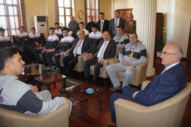 Şampiyon Basketbolculardan Başkan Yılmaz&rsquo;a Ziyaret 2