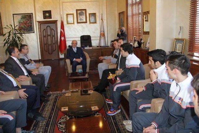 Şampiyon Basketbolculardan Başkan Yılmaz&rsquo;a Ziyaret 3