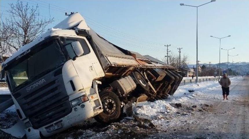 Buzda Kayan Tır Bariyerin &Uuml;zerine Devrildi