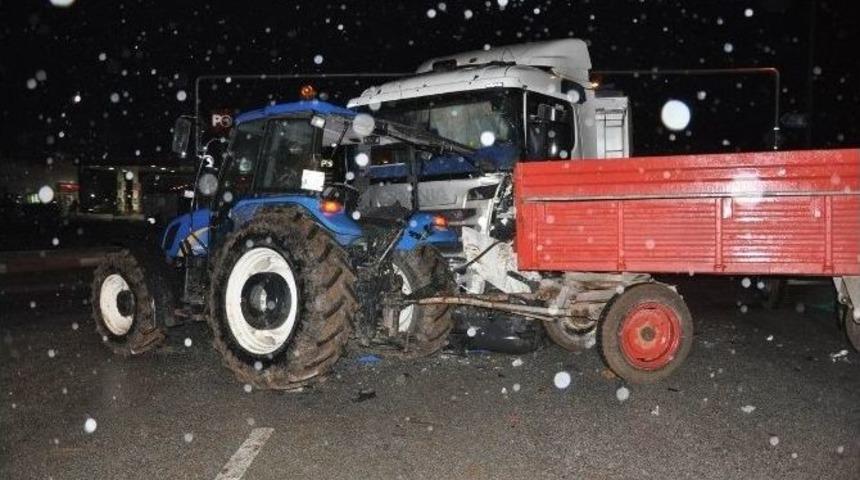 Sandıklı&rsquo;da Kamyon İle Trakt&ouml;r &Ccedil;arpıştı