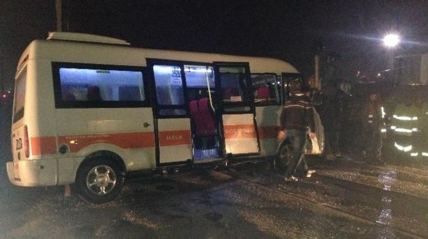 Boz&uuml;y&uuml;k&rsquo;te Lokomotif Dolmuşa &Ccedil;arptı, 2 Yaralı