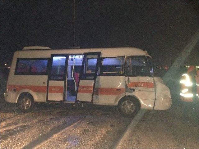 Bozüyük’te Lokomotif Dolmuşa Çarptı, 2 Yaralı 1