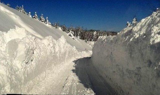 Kastamonu'da Çeşmeler Dondu, Kaldırımlar Buz Tuttu (2)